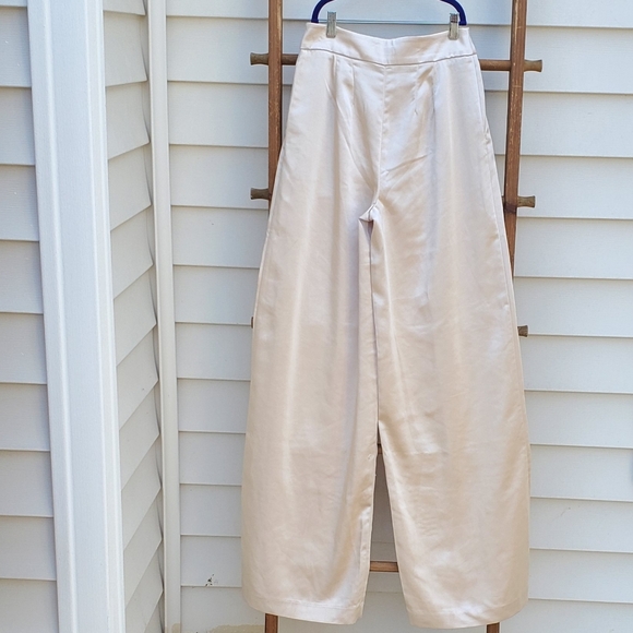 NEW! Express Wide-Leg Draped Satin Cream Trousers Size 4L - Picture 4 of 9